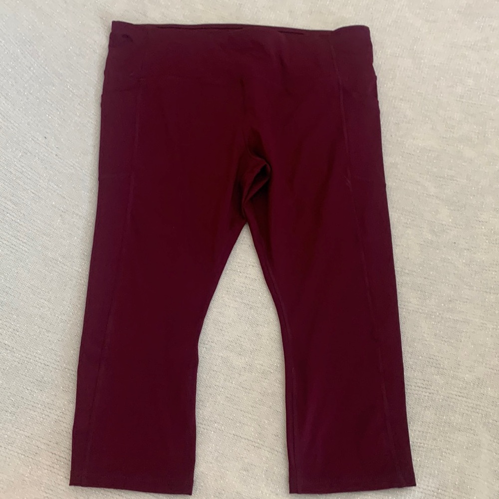 Avia, XXL Leggings. Capri length with side pockets. Burgundy.
